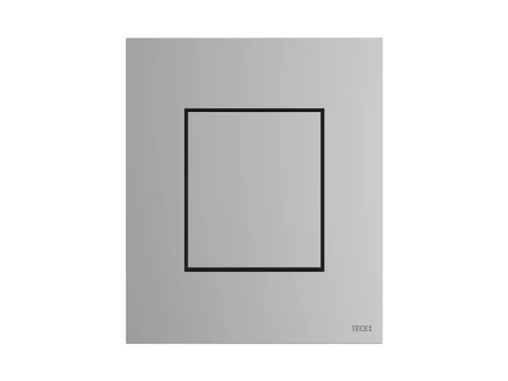 Betätigungsplatte in mattem Chrom mit rechteckigem Ausschnitt, unter dem Logo "TECE" am unteren Rand. Die Oberfläche ist glatt und reflektiert das Licht.